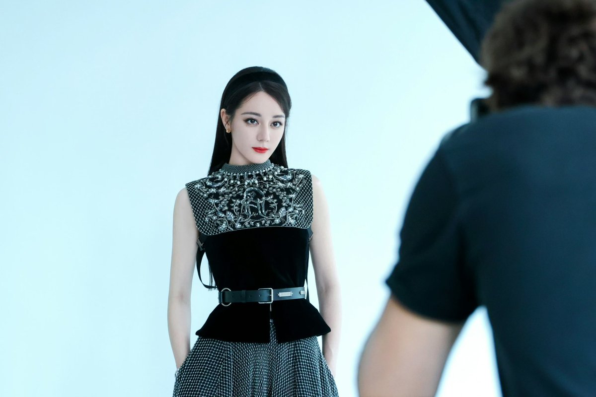 Alice_rb603's tweet photo. Dilraba at Paris Fashion Week
It‘s all-black!! This is so cool!!
Looking forward to the show! The tidbit picture can’t satisfy me anymore! I‘m so excited!!

Cr：微博@嘉行迪丽热巴工作室

#Dilraba 
#ParisFashionWeek 
#DIORSS25 https://t.co/HyQTTSeX7U