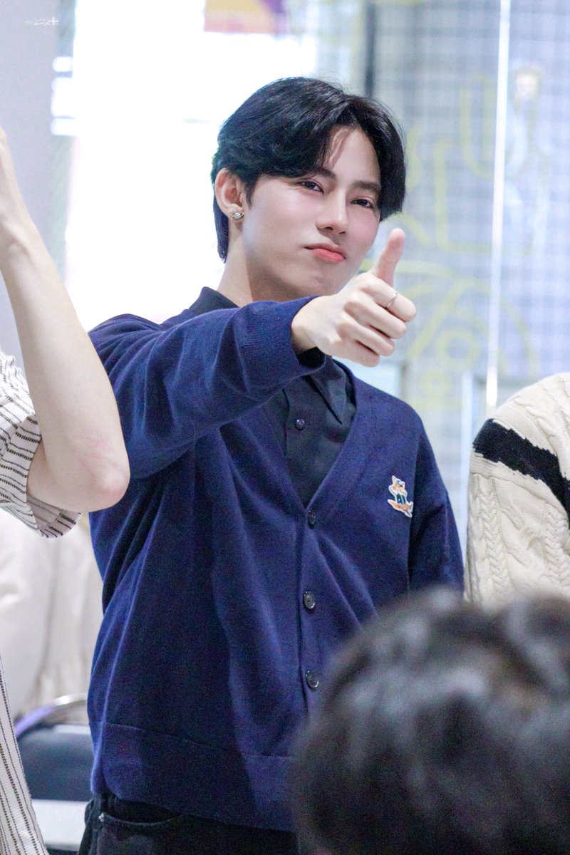 flymemydear's tweet image. 240915 | *.❅· #ohmsarit⋆·˚ ༘
— เอาปายเลยหนึ่งนิ้วโป้ง🙂‍↔️👍🏻
#OhmPRIMETIME #PRIMETIMEth 
#PRIMETIME_TimeToLove_Fansign