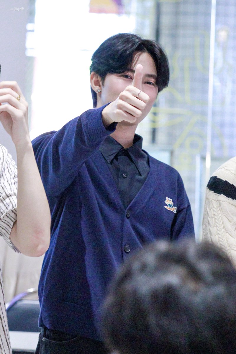 flymemydear's tweet image. 240915 | *.❅· #ohmsarit⋆·˚ ༘
— เอาปายเลยหนึ่งนิ้วโป้ง🙂‍↔️👍🏻
#OhmPRIMETIME #PRIMETIMEth 
#PRIMETIME_TimeToLove_Fansign