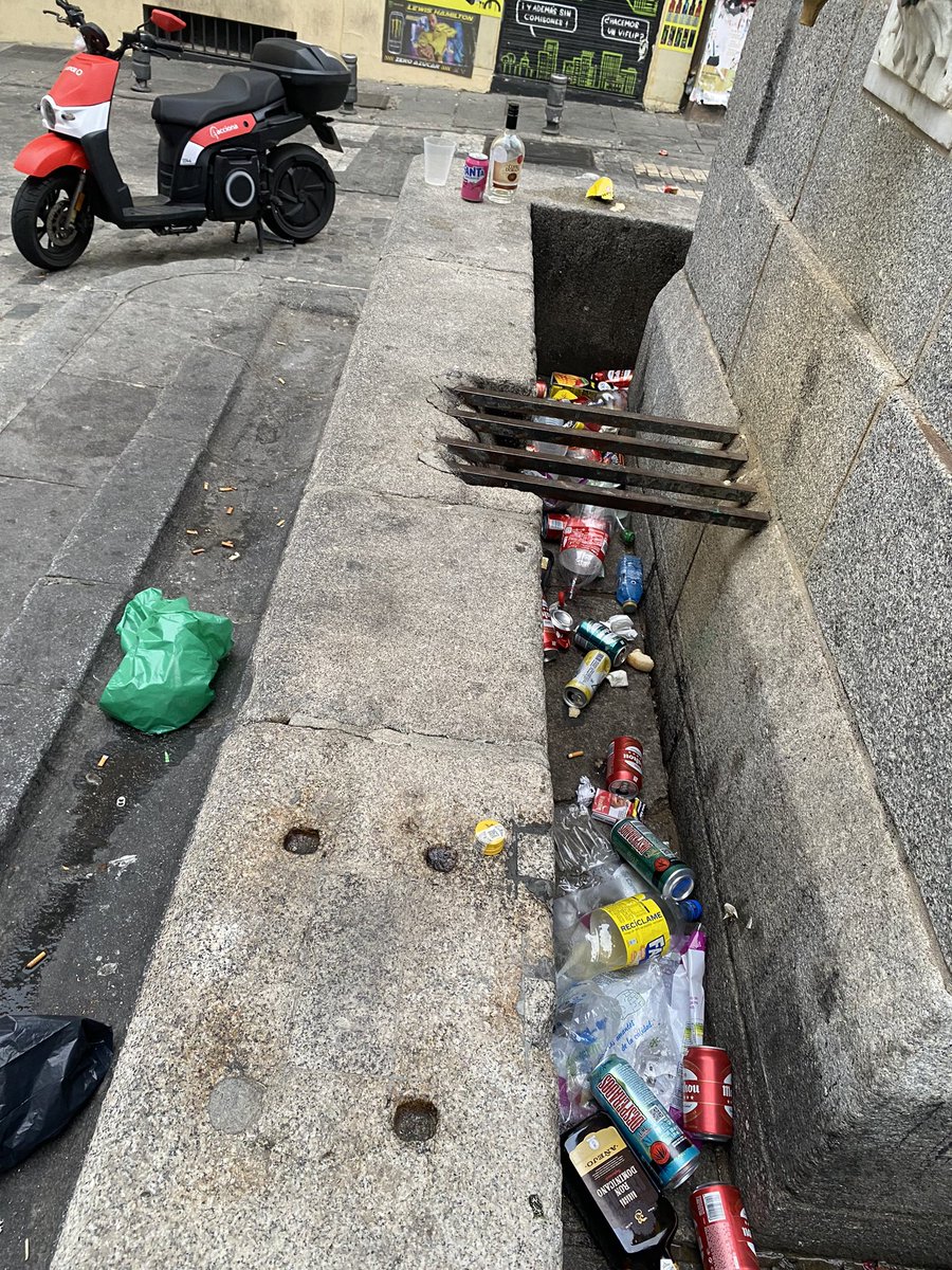 📌 Calle Toledo 

Los barrios del centro de madrid son un estercolero diario…y los de fuera del centro, tambien