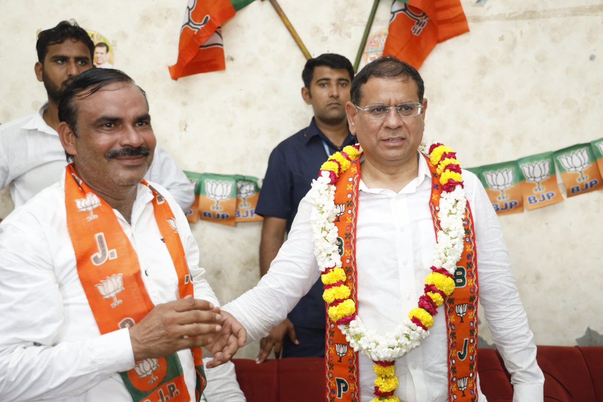 rajeshnagarfbd's tweet photo. चिरसी में आयोजित जनसम्पर्क कार्यक्रम में हुआ जोशीला स्वागत, इस बात का प्रतीक है कि जनता अब विकास चाहती है। इस स्वागत के लिए आप सभी का मैं तहे दिल से आभारी रहूंगा। 🙏🙏
#Tigaon #haryanaelection2024 #Vote4Modi https://t.co/Q1N7aV7zxW