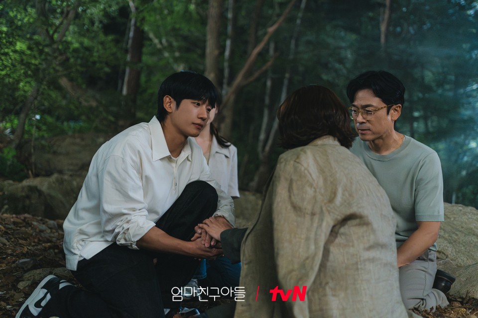 0namhj's tweet photo. #LoveNextDoor ep 11 still cuts 🥹

#장영남 #이승준 #엄마친구아들 https://t.co/KuHQNALThR
