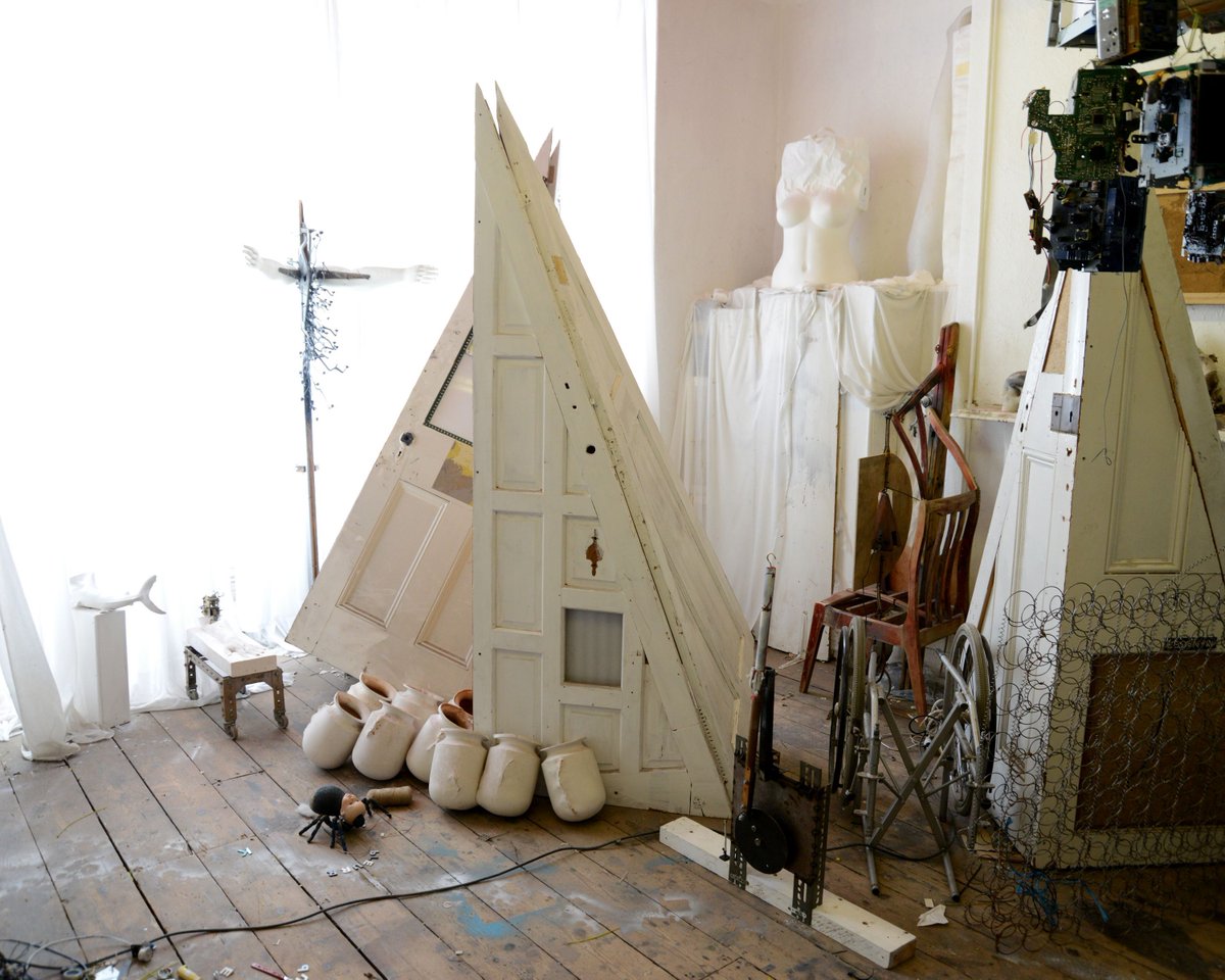 CW_creatives's tweet image. Contemporary artist Peter Smith's studio space photographed by Cristiana Cappelletti, link for the book in bio. 
#studiospace #studioartist #photobook #selfpublished #artist #artcommunity #photography #contemporaryart