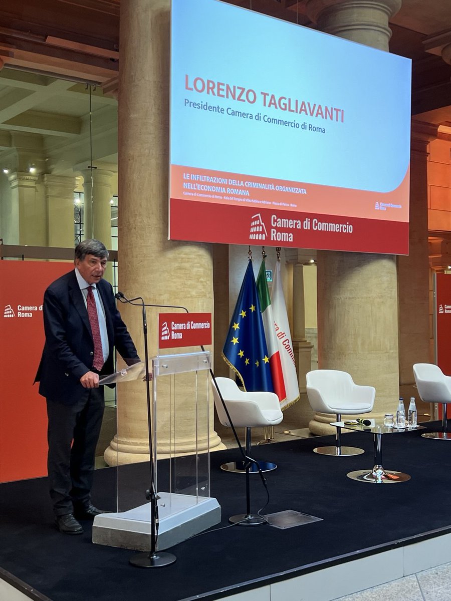 camcomroma's tweet photo. Ad aprire i lavori il Presidente della Camera di Commercio di Roma Lorenzo Tagliavanti e il Presidente dell'Osservatorio sulle politiche di contrasto alla criminalità Guglielmo Muntoni. "Grazie alle sinergie tra istituzioni, le mafie si possono battere". https://t.co/CUhBtWbPzi