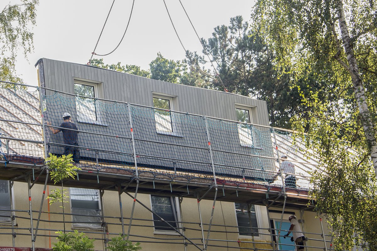 VdWBayern's tweet photo. Die wbg Nürnberg testet erstmals serielle Sanierung an der Reinerzer Straße. Vorfertigte Fassadenelemente inkl. Fenster machen die Modernisierung schneller und effizienter. Das Projekt soll die Bauzeit um etwa acht Wochen verkürzen und die Kosten um fünf Prozent senken. https://t.co/rhwUXzl6YC