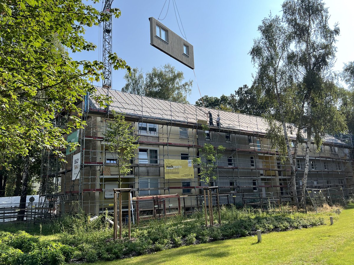 VdWBayern's tweet photo. Die wbg Nürnberg testet erstmals serielle Sanierung an der Reinerzer Straße. Vorfertigte Fassadenelemente inkl. Fenster machen die Modernisierung schneller und effizienter. Das Projekt soll die Bauzeit um etwa acht Wochen verkürzen und die Kosten um fünf Prozent senken. https://t.co/rhwUXzl6YC