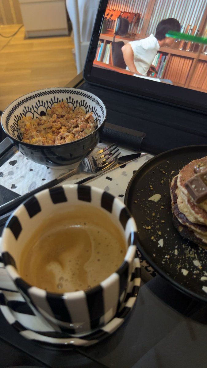 هلو هلوو🌚👀✨
صباح مساءالخييييير
فطور متاخر وضريبه التاخير احتفال امس🏃🏻‍♀️🏃🏻‍♀️
الشوفان من كثر م كرهته فتره التنشيف م في نوع م جربتو فيه وهالمرهه بان كيك بالشوفان بس الشي اللي مو صحي الكندر🫢🌚