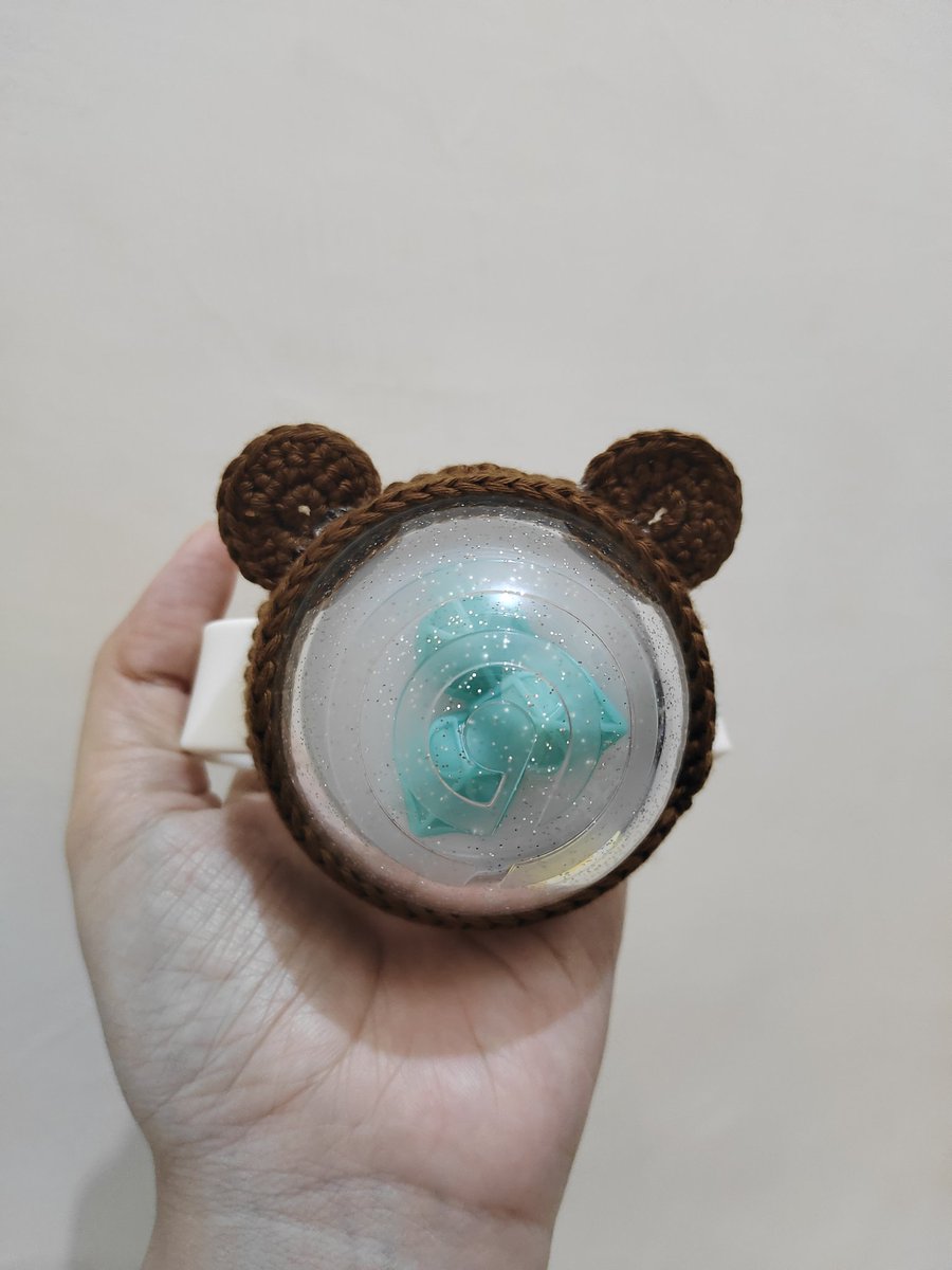 novihui46's tweet photo. Lucu kan? Gk kusangka bs ngerajut skin Bang buat lightband... Da siap buat di bawa konser 🤣🤣 #DAY6 #lightband https://t.co/a0VPJszUUT