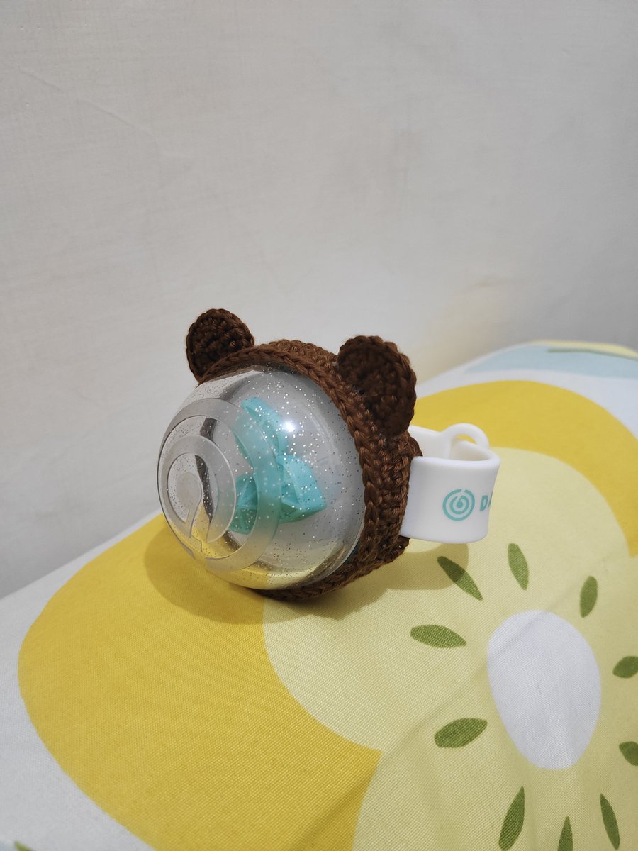 novihui46's tweet photo. Lucu kan? Gk kusangka bs ngerajut skin Bang buat lightband... Da siap buat di bawa konser 🤣🤣 #DAY6 #lightband https://t.co/a0VPJszUUT