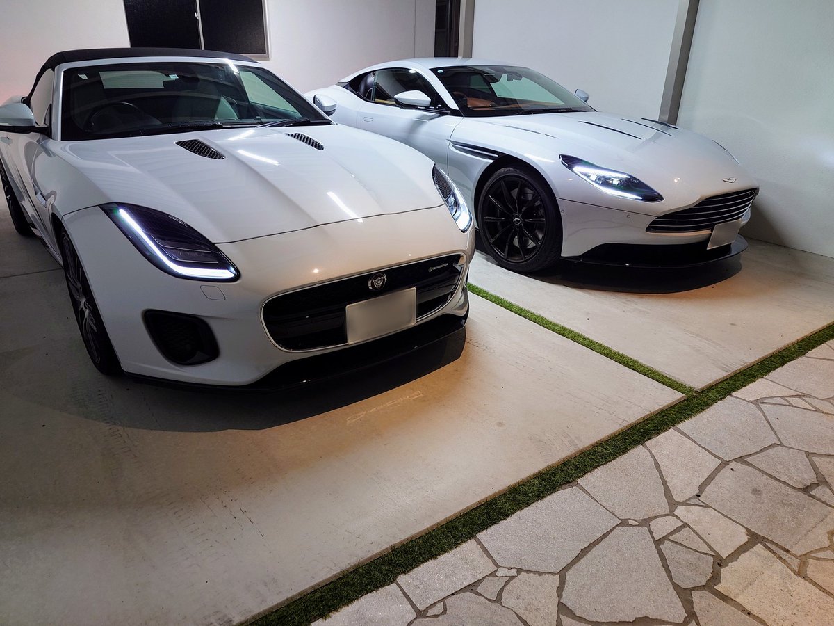 ONIGIRI_120's tweet image. FタイプとDB11並べてみた
こう見ると親子って感じだなぁ
しかし何気にレアい並びな気がする

#FType #ジャガー #AstonMartin #アストンマーティン