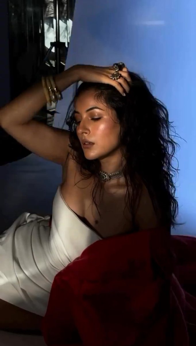 nikki1212_'s tweet photo. Ufff🥵,,,#hotnessGill #ShehnaazGill #Toomuch #Fire @ishehnaaz_gill https://t.co/cn3AumaOZb