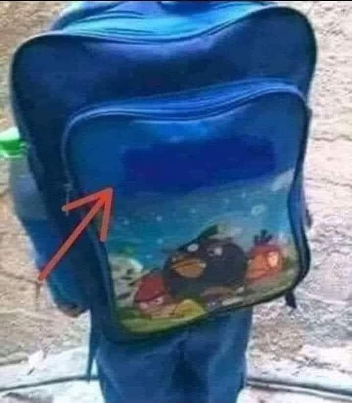 عندما يخفي الطفل أسم الجمعية الخيرية التي تبرعت له بتلك الحقيبة حتى لا يقع في حرج أمام زملائه فلا بد من إعادة النظر في طريقة التعامل مع الناس ليس من الضروري كتابة أسم جمعيتكم  
جبر الخواطر لا يستدعي الى جرح المشاعر أنها الصدقة التي يتبعها أذى .