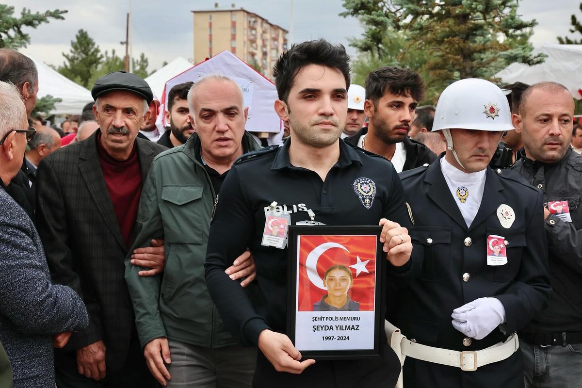 ecekocc2804's tweet photo. Can verip düşerken toprağa, selam durdum son kez bayrağa. Ve son dileğim gözlerinden öpmek olsa da, mahşere kaldı...

Bir sevda daha mahşere kaldı. Allah belanızı versin!

Şehadetin kabul olsun şehidim.
😓
#SeydaYILMAZ https://t.co/eQD72QhBYJ