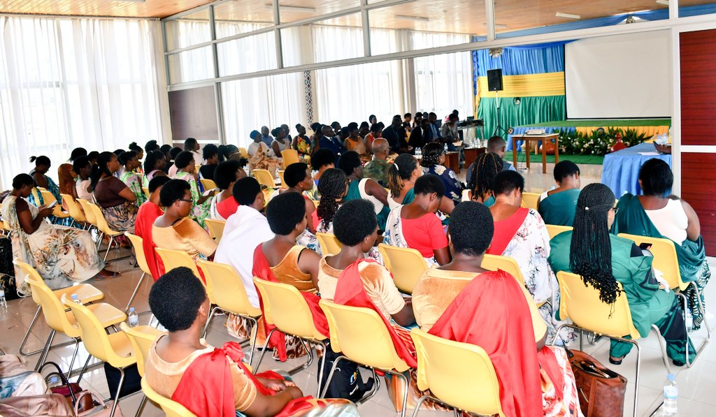 RwandaWest's tweet photo. Uyu munsi i #Karongi, hateraniye inama rusange y'Inama y'Igihugu y'Abagore muri @RwandaWest. Inama yitabiriwe na Guverineri @DushimimanaL, abagize inama y'umutekano itaguye y'Intara, abayobozi b'Uturere n'abahagarariye inzego z'abagore kuva ku rwego rw'Umurenge kugera ku Ntara. https://t.co/gFYH9ZPU7S