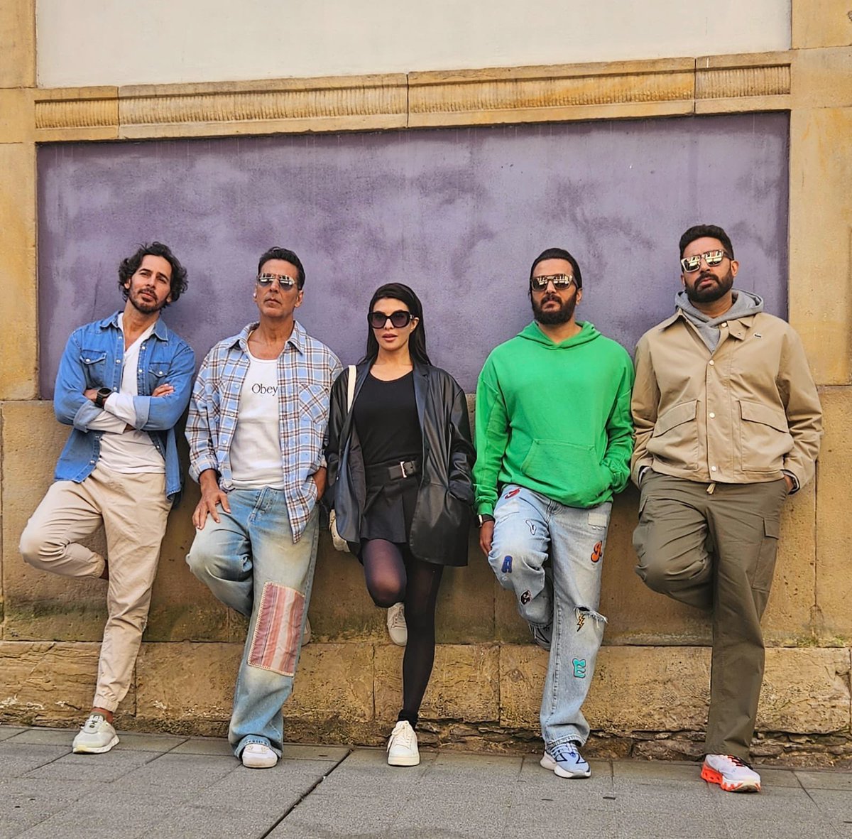 Just another day with this incredible cast. Housefull of actors, one cruise, and endless stories to tell!

#Housefull5