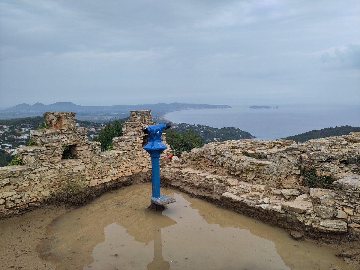 After the rain, in Begur castle, interpreting the landscape with bird's eyes to understand a conservation case. Wildlife management course 2024-25 <a href="/UdGCiencies/">Facultat de Ciències</a>