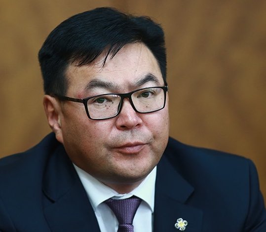 Пафф Дадди 50 сая доллар өгөөд батлан даалтад гарья гэхэд нь гэрчүүдэд нөлөөлнө гээд суллахгүй, шүүх нь шударга ажиллаж байна. Манайд яг адил хэрэг хийсэн Анандбузар цагдаа, шүүх, прокурорыг хахуульдаад хэргээ хаалгачихсан л явж байна. Иймдээ манай улс хөгжихгүй байгаам.