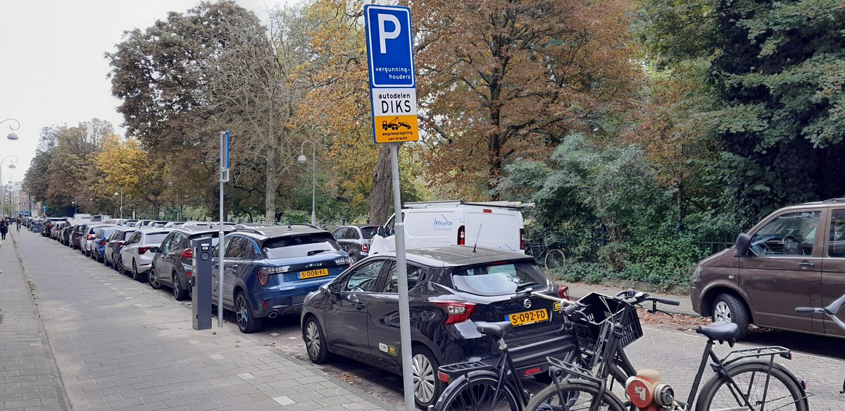 De eerste laadpaal aan de andere kant van de Van Woustraat is een feit! De nieuwe deelplek aan het Sarphatipark!