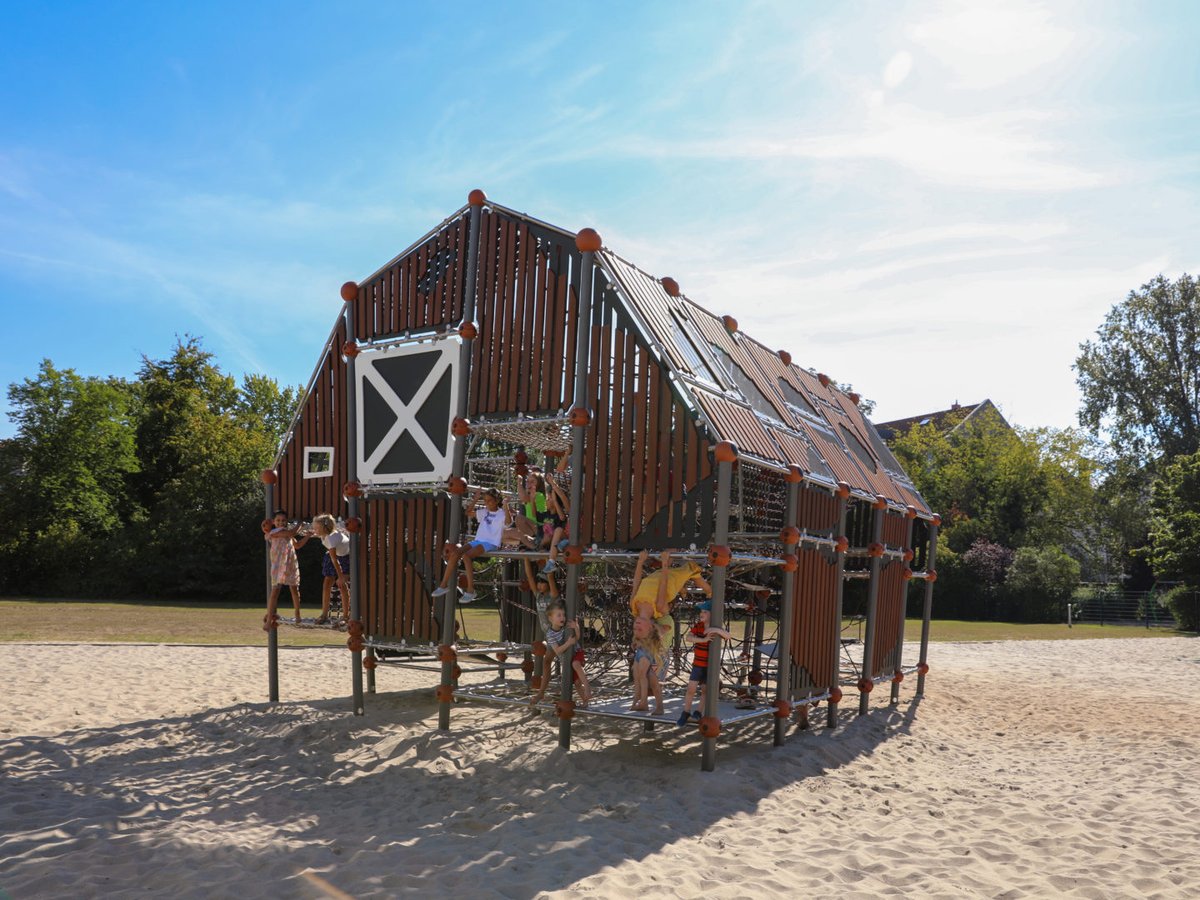 BoasBV's tweet photo. 🚀 Villago van Berliner: innovatieve speelhuizen met verschillende avontuurlijke speelwerelden, klimnetten, glijbanen en spannende speelniveaus. In diverse thema’s en maten, ideaal voor elk speelterrein!  Nu op de IAAPA Expo Europe in RAI Amsterdam en op onze website! 🐒 https://t.co/h3FjEeZK7R