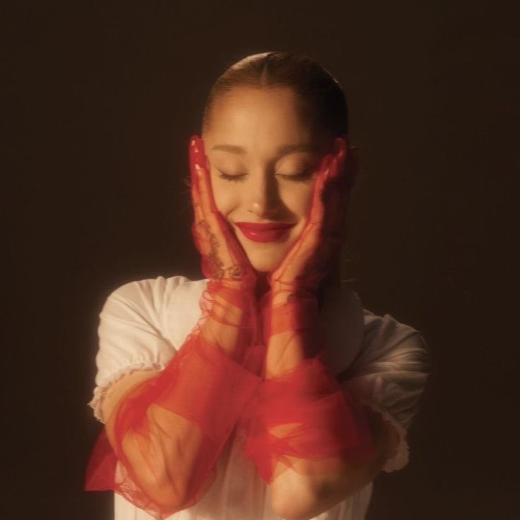 PobBase's tweet image. Ariana Grande makes history as the first woman to have 20 songs with over 900 million streams each on Spotify, surpassing Taylor Swift.