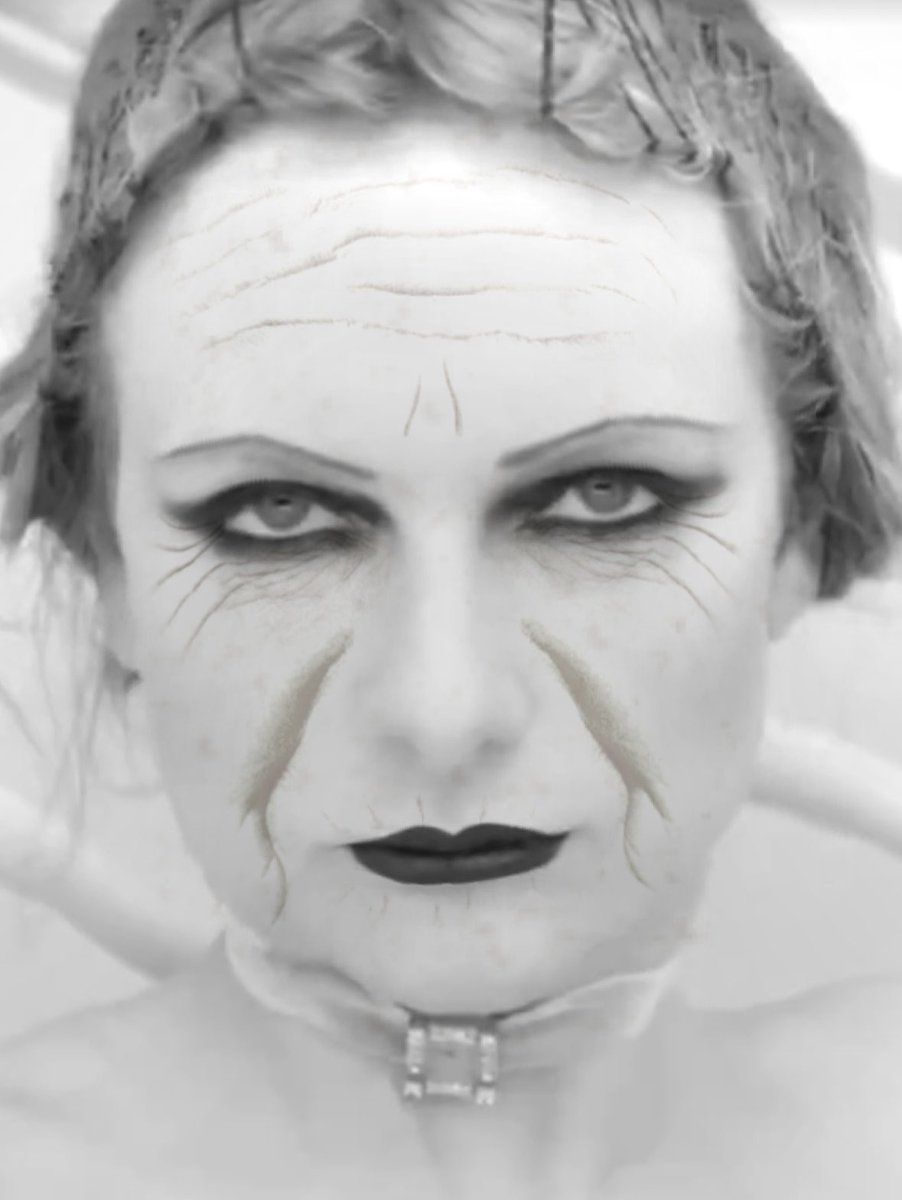 PobBase's tweet image. Ariana Grande makes history as the first woman to have 20 songs with over 900 million streams each on Spotify, surpassing Taylor Swift.