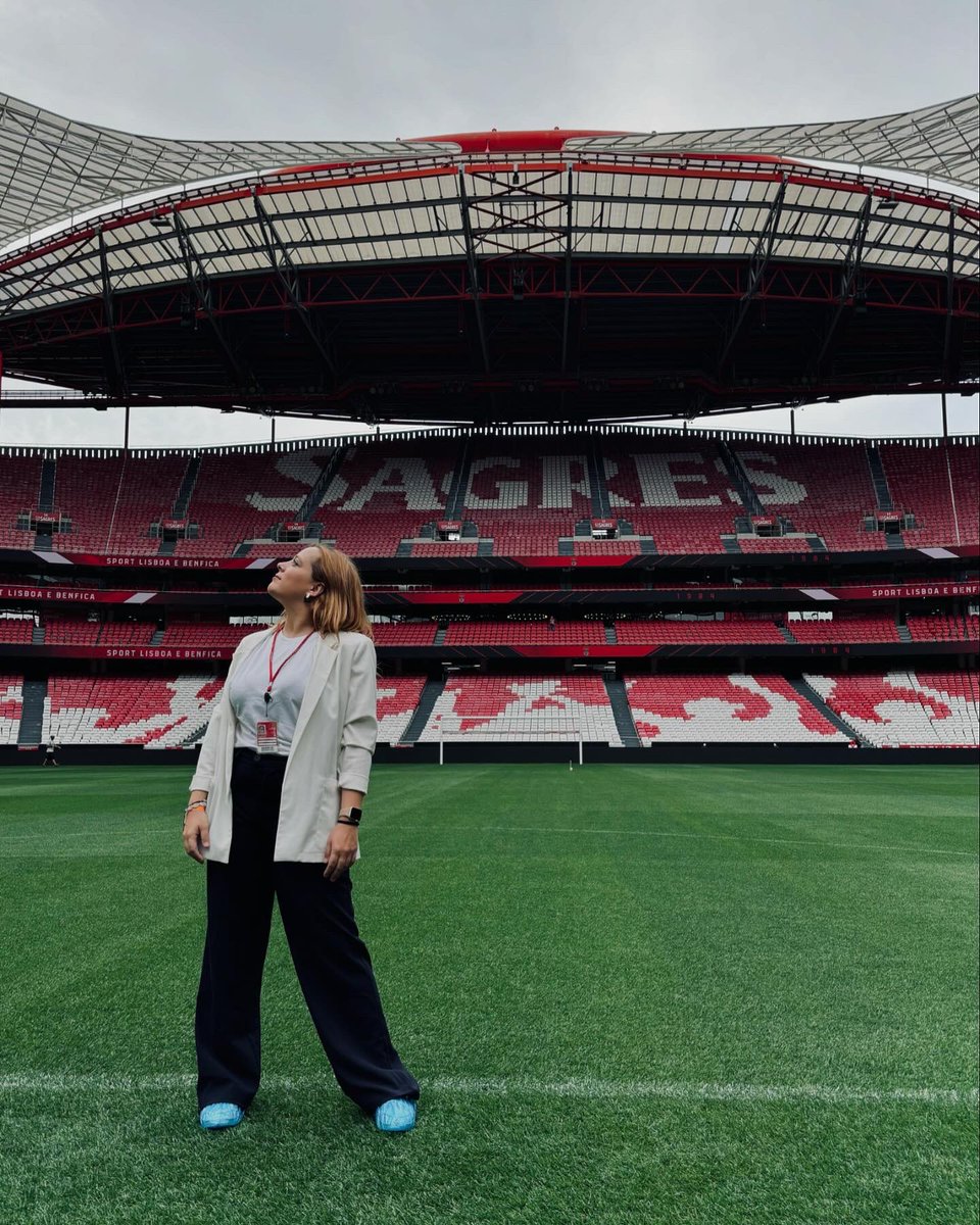 JulesBadjoras's tweet photo. Mãe, Pai, é a vossa filha! E estou no topo do Mundoooo 🔴⚪️ #Slbenfica https://t.co/g5DVzg0WTl