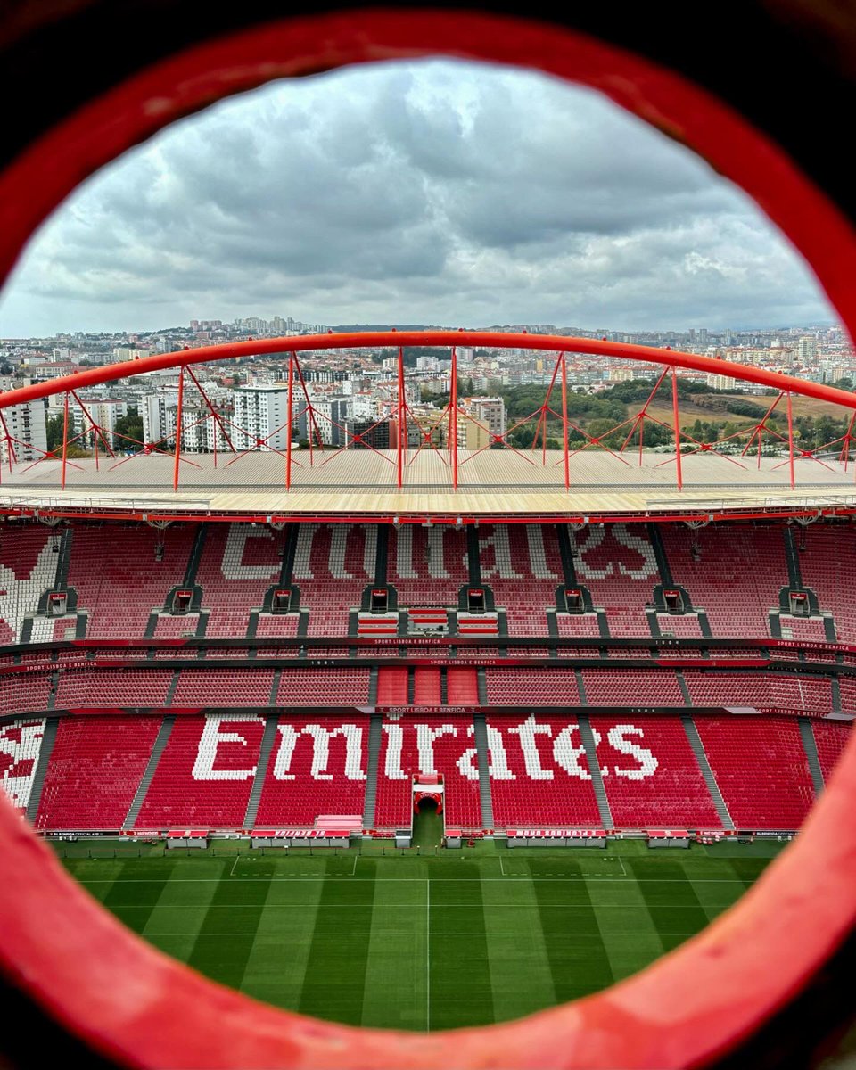 JulesBadjoras's tweet photo. Mãe, Pai, é a vossa filha! E estou no topo do Mundoooo 🔴⚪️ #Slbenfica https://t.co/g5DVzg0WTl