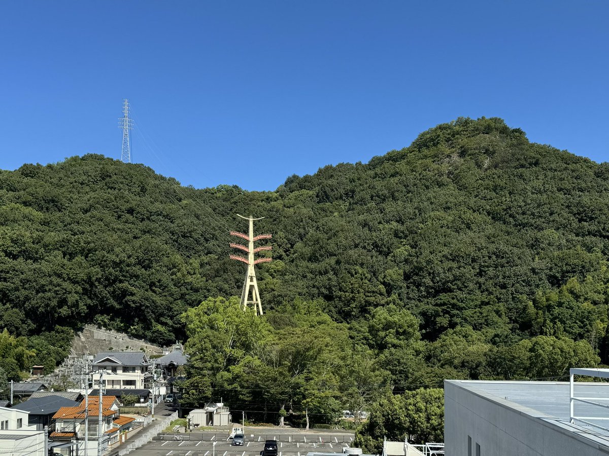 satotak's tweet photo. 大学裏の山の高圧鉄塔。眺めていると太陽の塔に見えてくる。前の職場、立命館総合心理学部の裏には、万博公園の岡本太郎の太陽の塔が見えていた。人間環境大学の総合心理学部(松山)では、この鉄塔が太陽の塔❣️顔をつけて欲しい😃
#人間環境大学 #総合心理学部 #佐藤隆夫 #太陽の塔 #岡本太郎 https://t.co/x4K2HM6Apj