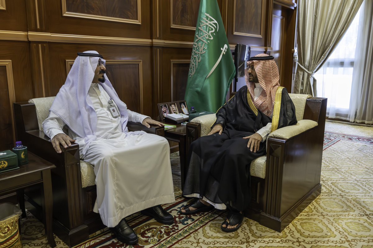 سمو #نائب_أمير_منطقة_حائل يستقبل مدير فرع المؤسسة العامة للتأمينات الاجتماعية بالمنطقة أ.خالد الصقيه ويطلع سموه على سير العمل في الفرع والخدمات المقدمة للمستفيدين والخطط المستقبلية.