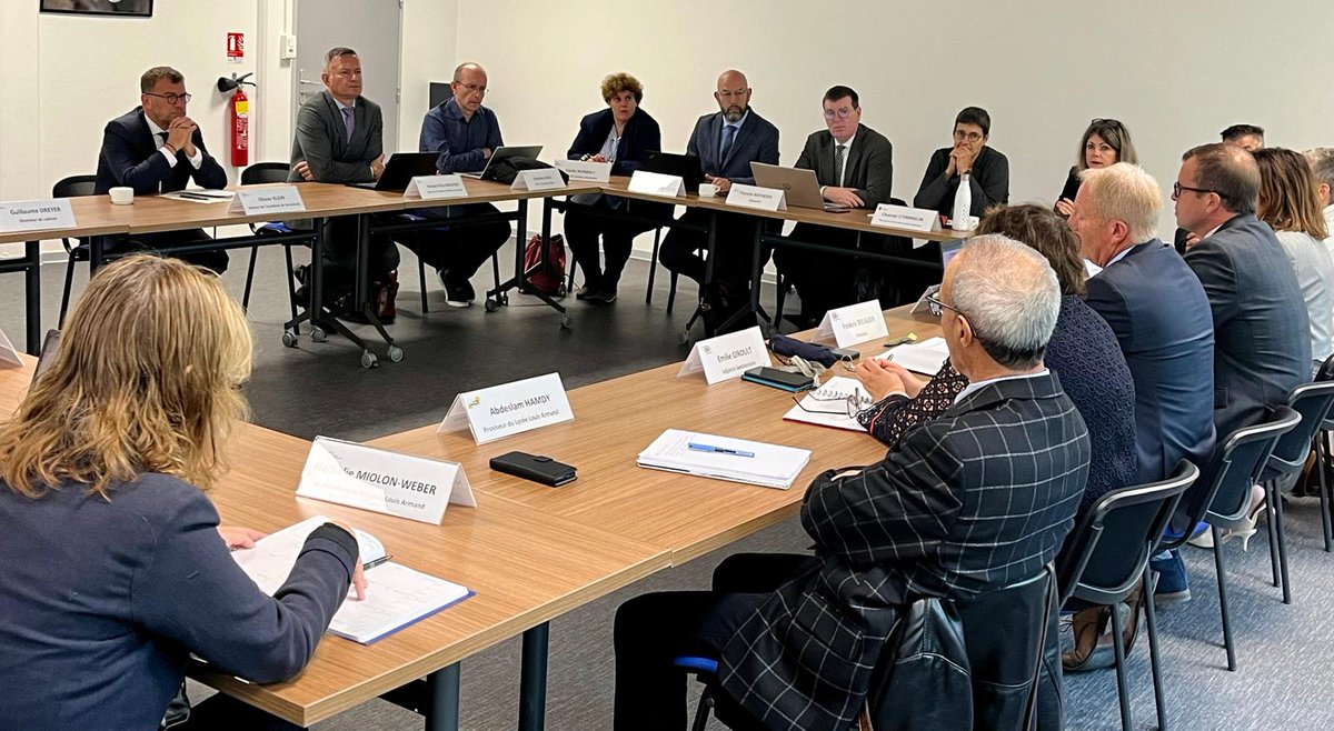 acstrasbourg's tweet photo. Les chefs d'établissements, les inspecteurs et les services du rectorat mobilisés autour du recteur @OlivierKlein93 à Pulversheim pour échanger sur la continuité des parcours des élèves du lycée Charles de Gaulle à la rentrée 2025. https://t.co/NVxHQiEzgU