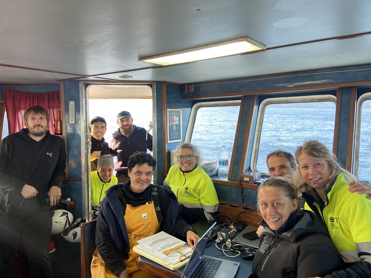 oihanecb's tweet photo. 🌊 Seguimos con la campaña #SUMIDEROS cogiendo muestras de aguas y sedimentos con el fin de analizar las #basurasmarinas #microplasticos de la costa vasca en colaboracion con el arrastrero Eguzki Lore🌻
Trabajando pero disfrutando del mar y de la buena compañía. https://t.co/Jv7LqZ8FwY