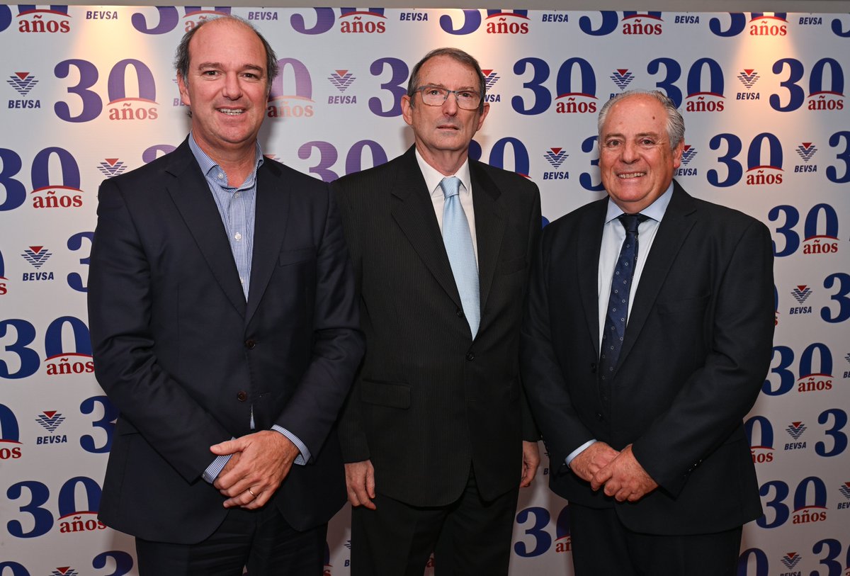 BevsaUruguay's tweet photo. Agradecemos a todas las personas que estuvieron presentes en la celebración de los 30 años de #BEVSA 🎉 y a todos quienes han sido parte de este tiempo de crecimiento y desarrollo📈, que nos ha permitido constituirnos como una empresa líder con la confianza que nos caracteriza 🤝 https://t.co/tQZ4IqvbVi