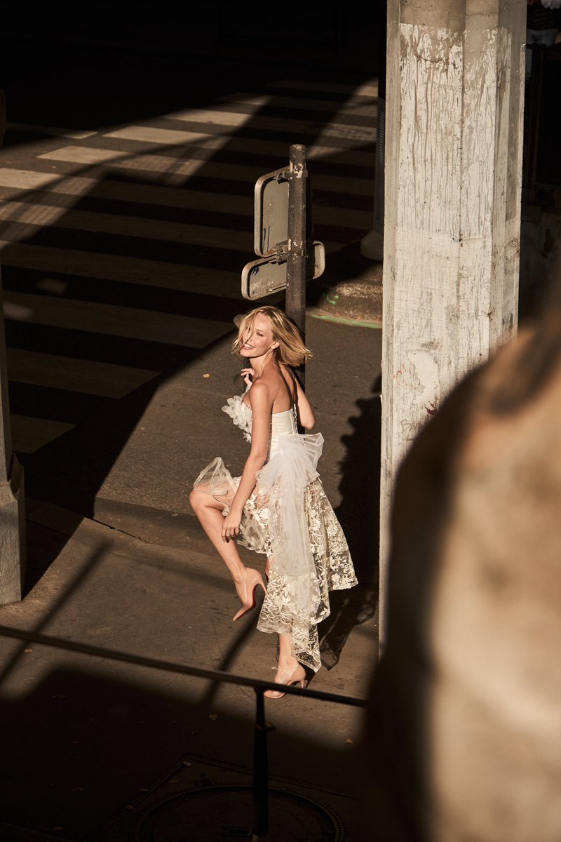 ArtistRevealed's tweet photo. What happened in Paris France!?❤️
This is what happened…….
#fashion #editorial
Noblesse Privee Collection
CEO/Designer: Camille Howard
Photographer: Juanlu Real
Production Asst.: Lauren Epps
Model: Jenny Sever
Makeup &amp; Hair Artist: Renata Doddy https://t.co/KnPtYBHWOe