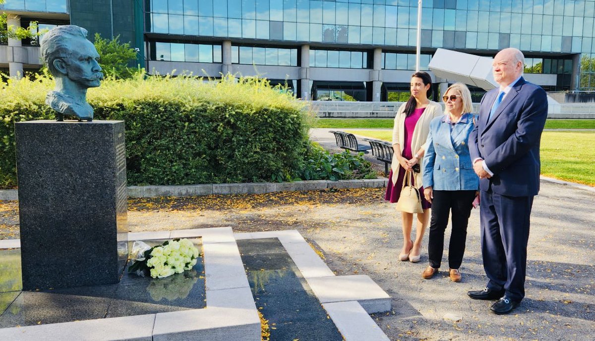 Cuban Ambassador to Canada <a href="/R_Malmierca/">Rodrigo Malmierca Díaz</a> began official visit to Quebec City, Canada, with a tribute to Cuba's National Hero, José Martí at the Latin American Park. 🇨🇺🇨🇦
#JoséMartíVive #CubaViveEnSuHistoria