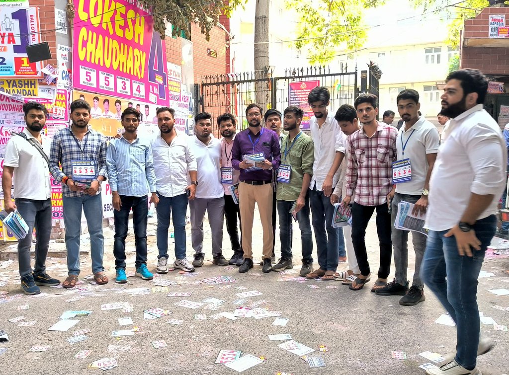 Ravi_NSUI_Mp's tweet photo. आज #PGDAV में @nsui के पक्ष में प्रचार प्रसार किया ।।

पाँच पाँच तीन चार , यही है नयी रफ़्तार 💫
5️⃣ Ronak Choudhary - President
5️⃣ Yash Nandal - Vice President
3️⃣ Namrata Jeph (Meena) - Secretary
4️⃣ Lokesh Choudhary - Joint Secretary

#NSUIForABetterDU #5534forABetterDU https://t.co/7UmrkYWE5t