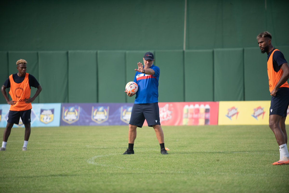 Para Marcelo Neveleff todo fue perfecto. Disfrutaba de la vida en Florida trabajando como director de la academia de la ciudad de Orlando, luego de haber trabajado como entrenador en Estados Unidos, Brasil y Bolivia.

Más info: 🔗 goo.su/9ViWNP

#Fedofutbol