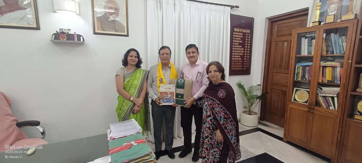VidyanjaliDelhi's tweet photo. Today SNO, DURCC Mr. BB Arya &amp; Dr. Neeta from @DIETRNDELHI met Dean of Colleges Sh. Balaram Pani ji &amp; requested to motivate DU students to register as a #Volunteer and serve in Govt &amp; Govt-aided schools near the colleges under #communityparticipation #JoinVidyanjali #Vidyanjali https://t.co/VAIxTzLcbz