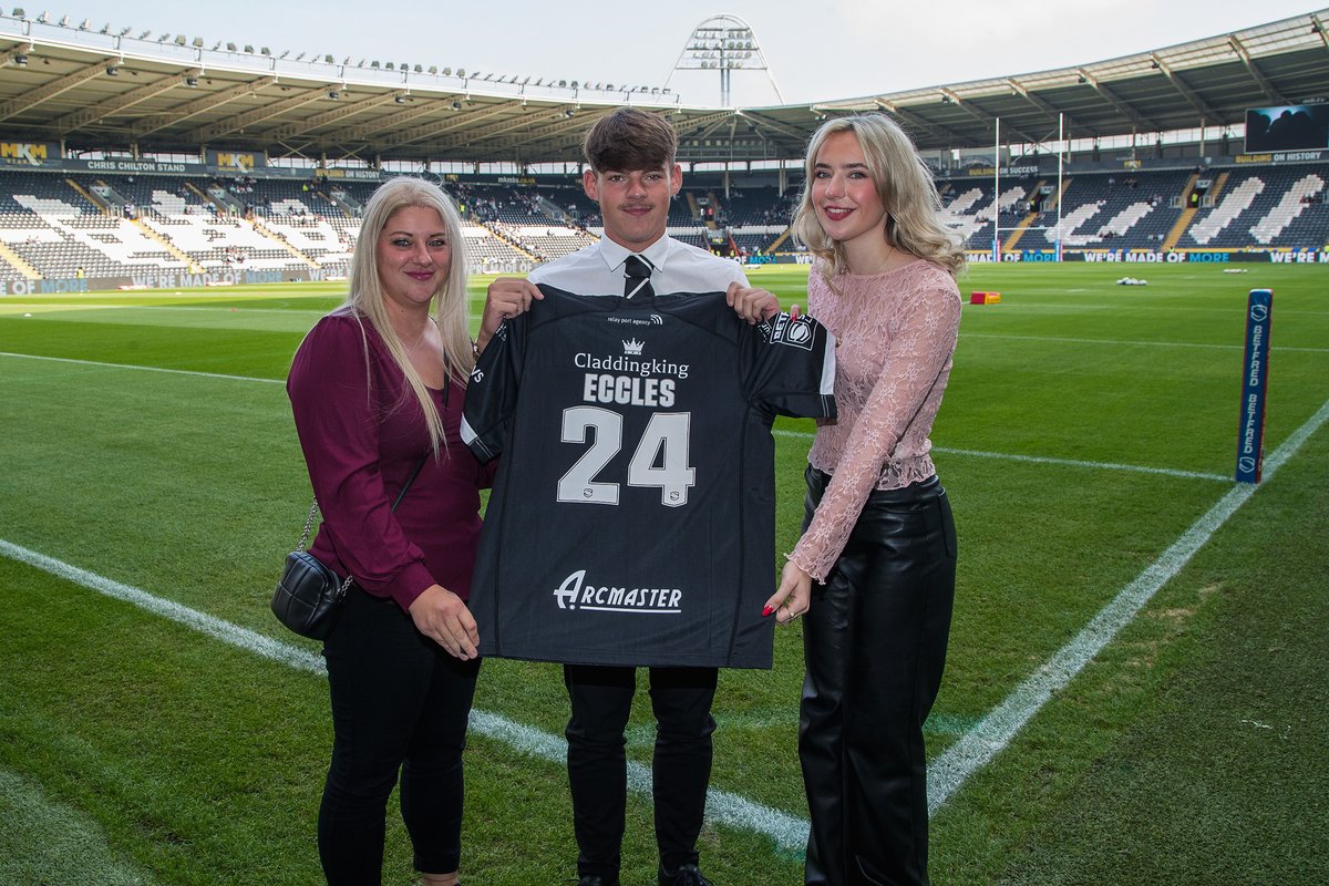 Our new intake of Academy players signed their U18s contracts ahead of Saturday's fixture at the MKM Stadium, before being proudly presented at half-time 👏

⚫️⚪️ #COYH | <a href="/ecostrad/">ecostrad</a>