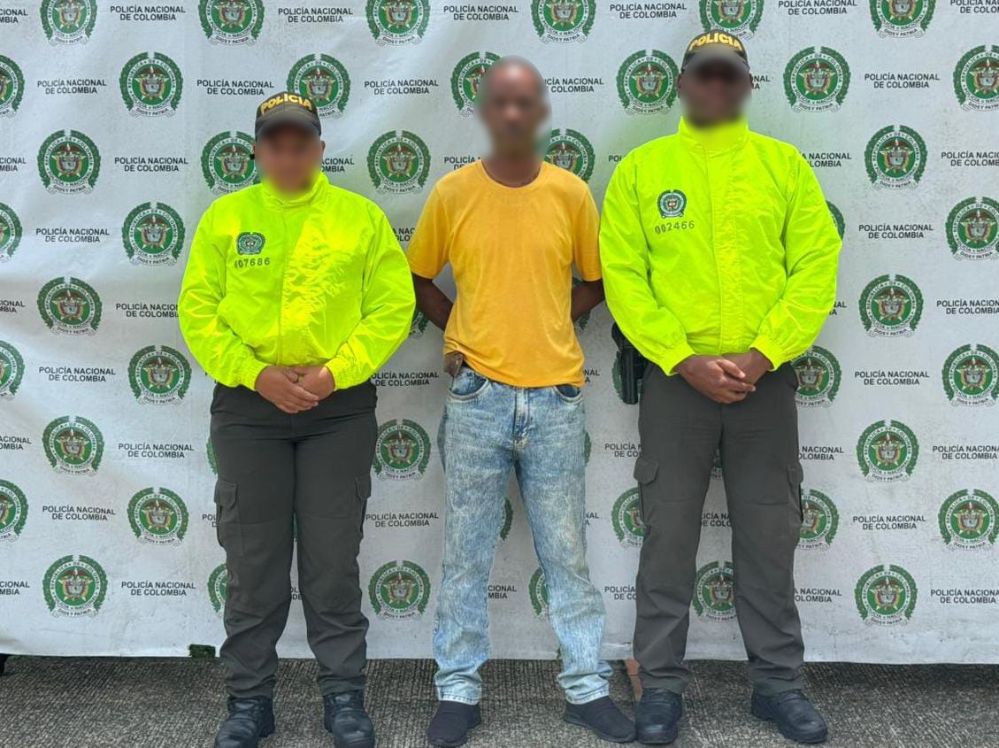 PoliciaChoco's tweet photo. ¡Protegiendo a nuestra infancia! Uniformados de SEPRO #UBIC capturaron en Quibdó a un hombre  por presunto delito de acceso carnal abusivo con menor de 14 años. Denuncie cualquier actividad contra nuestra niñez al 141 de  @ICBFColombia o al 123 de  @PoliciaColombia. #YoSoyPAIS https://t.co/wQYPOUg94e