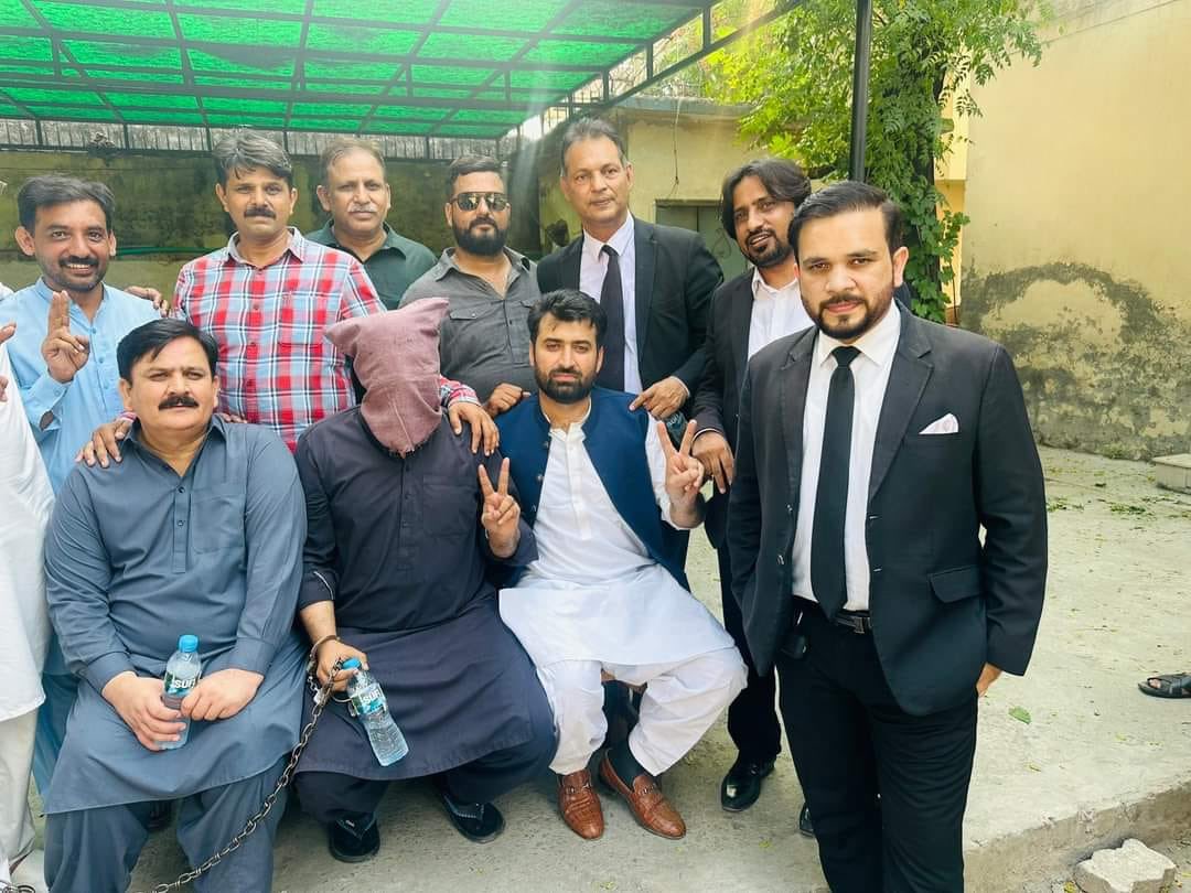SdqJaan's tweet photo. جس کے چہرے پر کپڑا ہے،یہ بہت بڑے دہشتگرد یاسر گیلانی ہیں،
انہوں نے 8 فروری کو بہت بڑی دہشتگردی کی اور عظمی بخاری کے خاوند کو شکست دی
اس کے بعد قاضی فائز عیسی کے لگائے گئے آر او نے فارم 47 پر عظمی بخاری کے خاوند کو جتوا دیا
اس کے بعد اس دہشتگرد نے دھاندلی کے تمام ثبوت حاصل کر لیے اور عدالت پہنچ گیا
یہ دہشتگرد باز نہیں آرہا۔۔۔اسے پورا پورا سبق سکھایا جارہا ہے