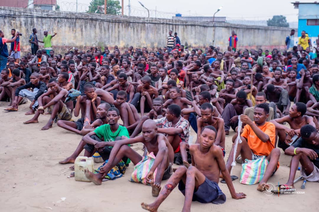 IsralMutombo11's tweet photo. Processus de désengorgement des prisons en RDC : Le gouvernement devrait s'interroger sur les mesures d'encadrement de tous les détenus par la suite. Sinon, Kinshasa risque de revivre les mêmes phénomènes, notamment le phénomène Kuluna. https://t.co/4uS9s17W1T