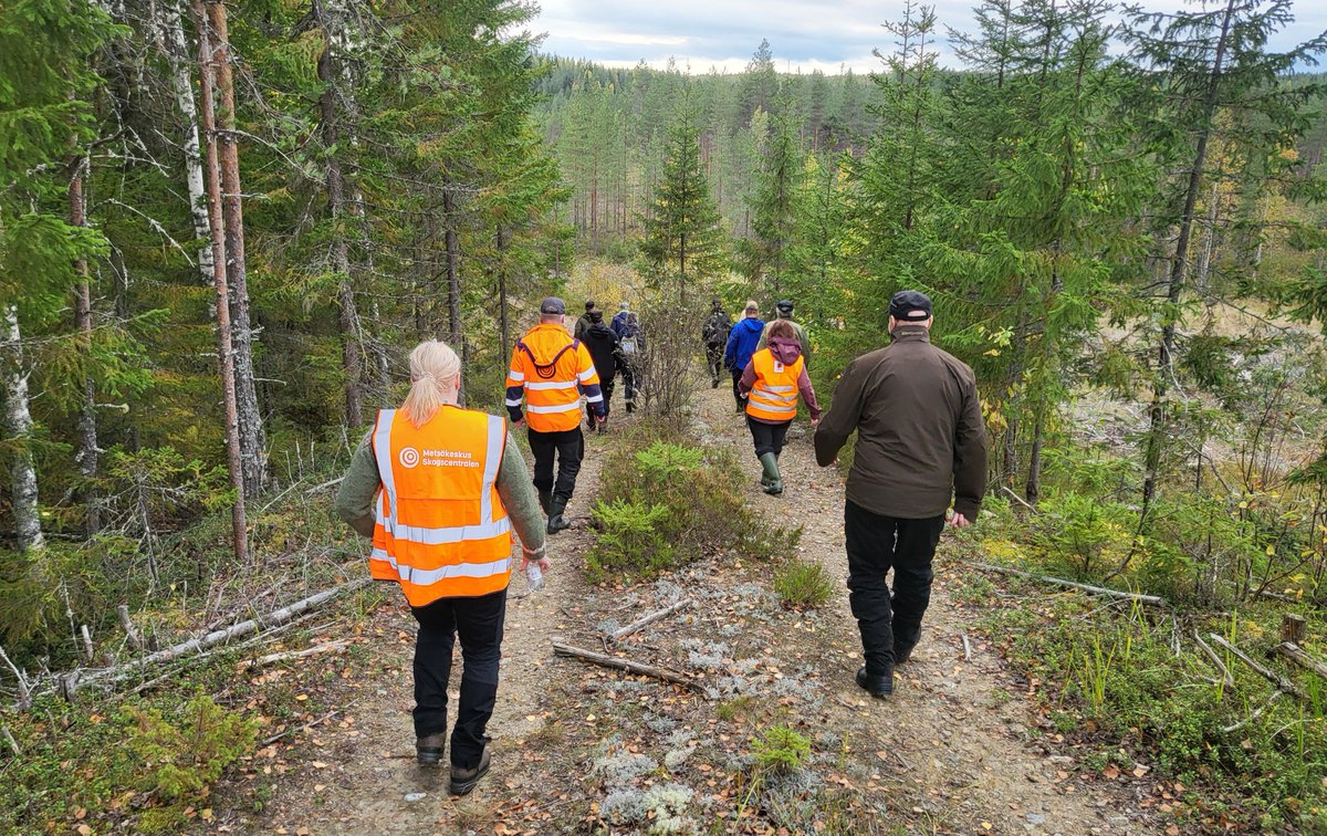 terttuki's tweet photo. Toimittajaretkeä järjestämässä. Suometsien hoidossa yksi menetelmä ei sovi joka paikkaan ja @Tornator3 'n kohteella nähtiinkin peitteistä kasvatusta, perinteisempää uudistusta ja ennallistamista. Puun kasvua lisää turvemailla mm. #tuhkalannoitus. @metsakeskus #pohjoiskarjala https://t.co/YtzNzZSris
