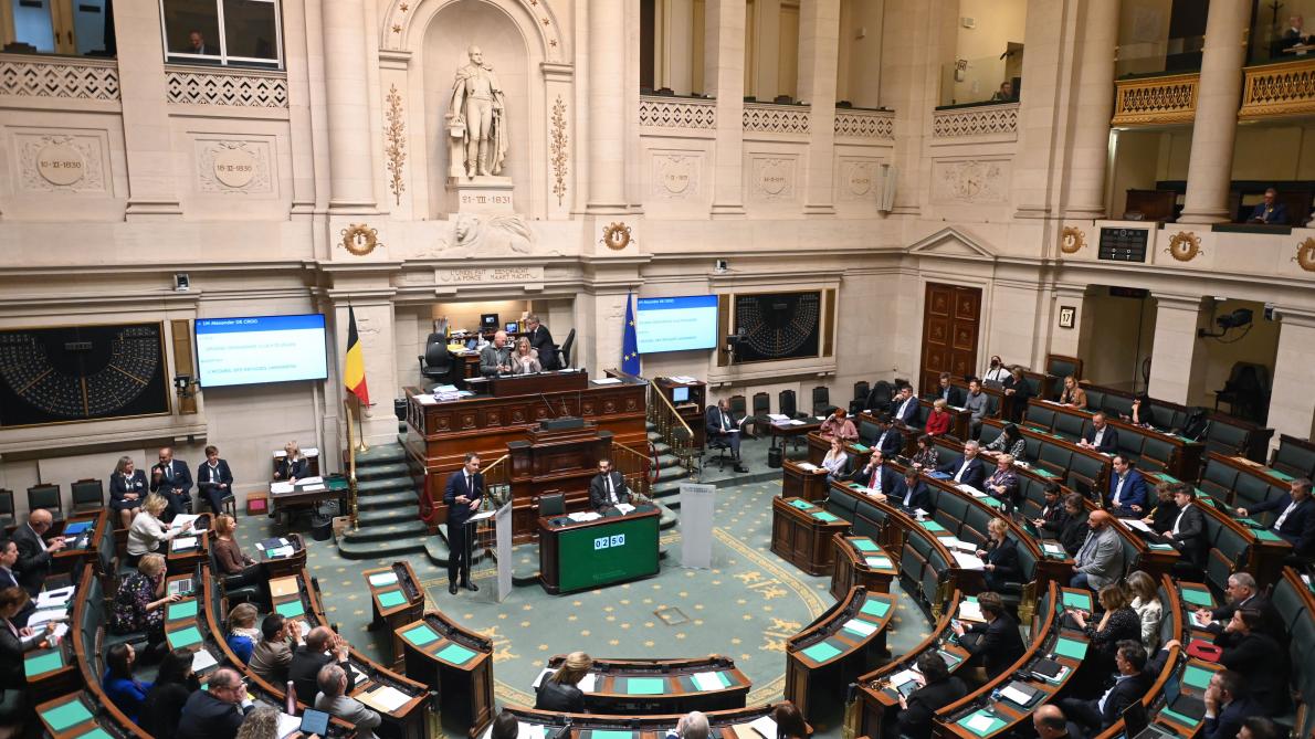 politiclub's tweet photo. Premier acte signé Arizona au Parlement : les cinq votent contre la réforme de l’IVG https://t.co/ULjXXIHVct https://t.co/58PGojR1WH