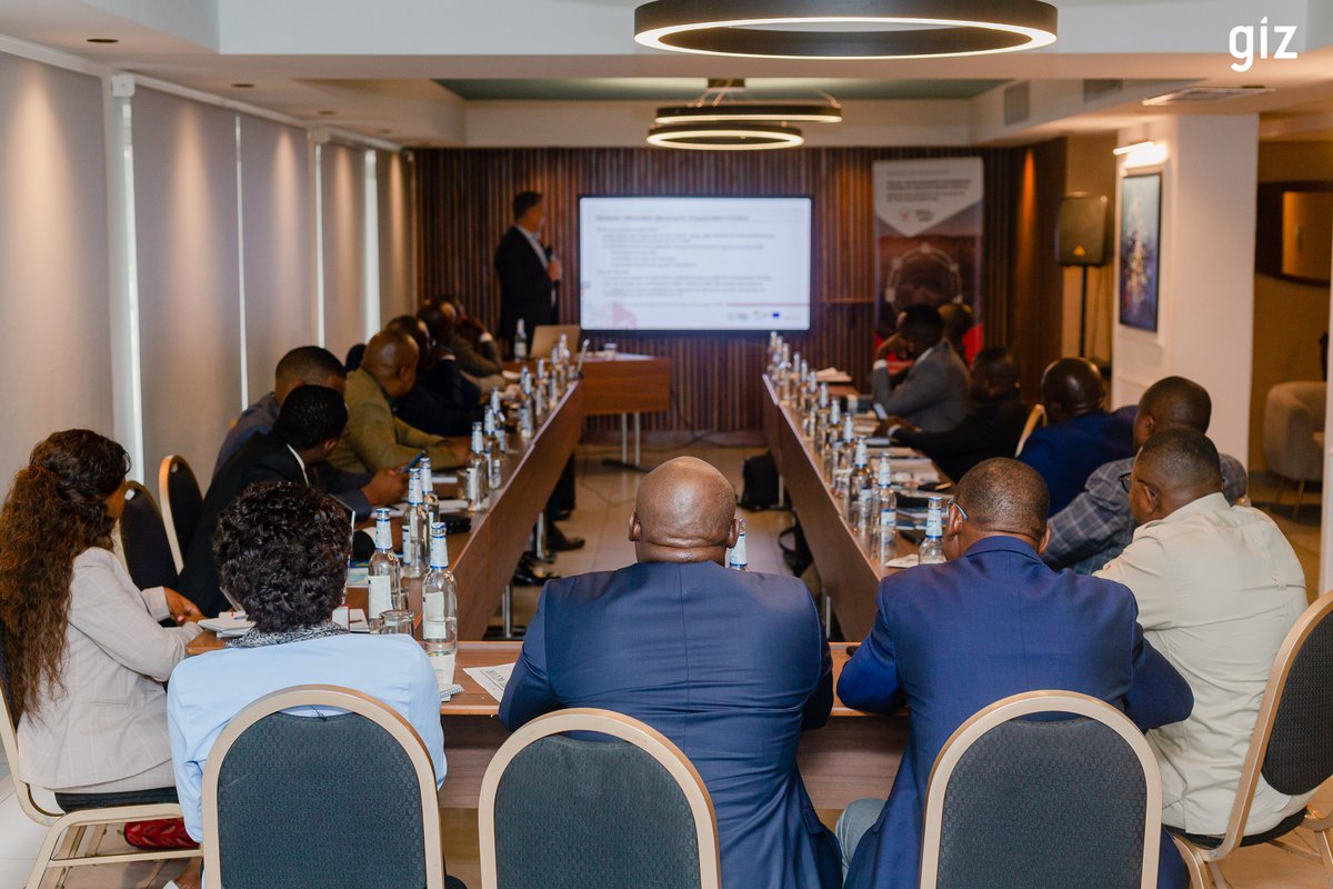 giz_drcongo's tweet image. Retour en images 🚀 | Kinshasa, 23.09.24 : lancement des formations pour renforcer les capacités fiscales et minières des agents #DGRAD, #DGI, #DGDA, #CTCPM ! 🏗️ | Module 1 : chaîne de valeur minière, de l’indice au métal. 💡| Une initiative @giz_drcongo @UEenRDC avec @COREF_RDC