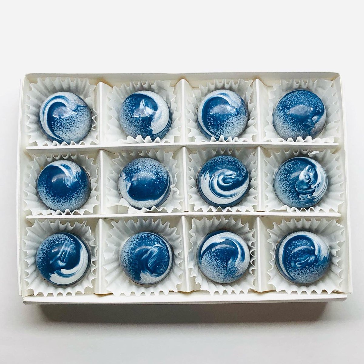 PrietoChocolate's tweet photo. ✨¡Edición especial para los amantes del bombón de caramelo y sal de mar!✨ 
Puedes pedir tu caja de sólo estos bombones en https://t.co/T8q7o54z36  🌊 envíos desde el jueves. 
Apúrate qué hay stock limitado. https://t.co/FmRhBCOsOk