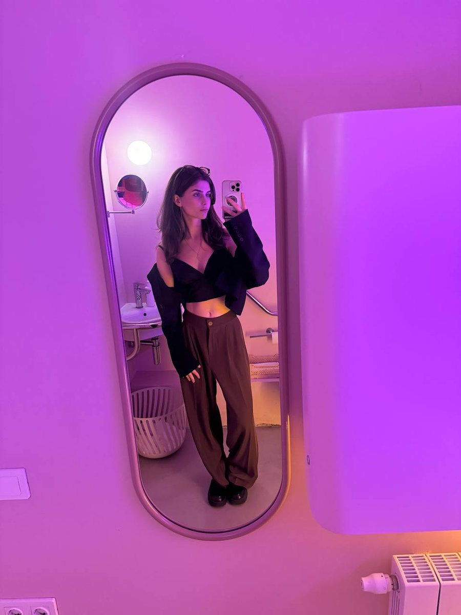 чтобы игорь не забывал, какая у него сногсшибательная девушка.