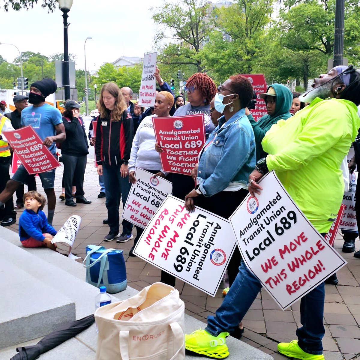 Chris_Roell's tweet photo. I am proud to stand with @ATULocal689 as they fight to keep the DC Circulator from being shut down. As a DC resident, shutting it down will hurt my neighbors, my @WorkersUnitedMA & @DCLabor members who rely on it economically in getting to work & around DC. #1u #dccirculator https://t.co/KmkVjibmEv