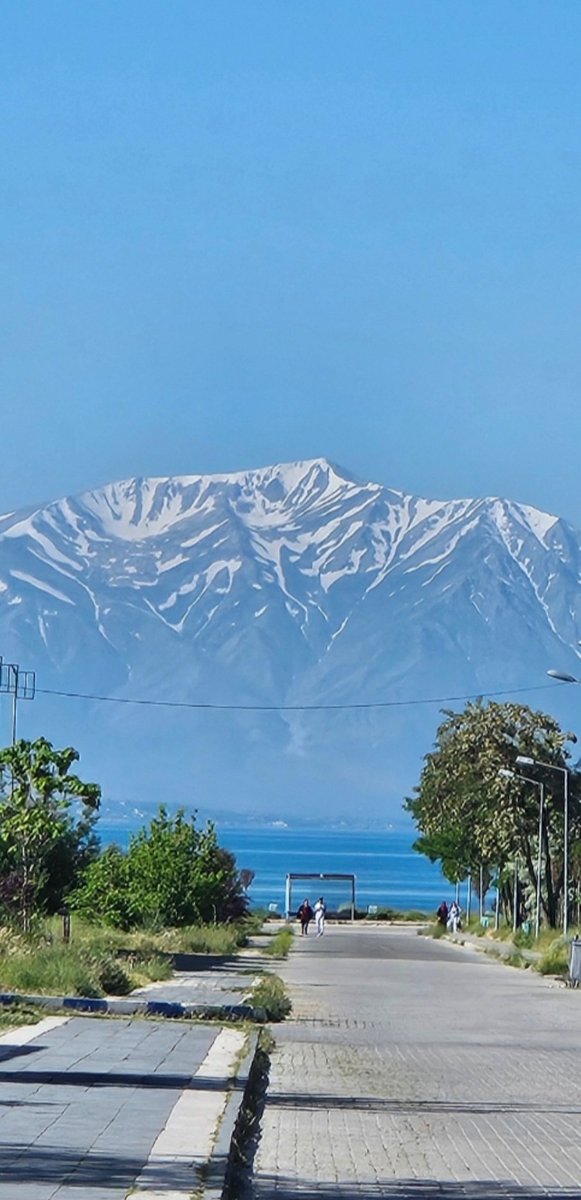 Şu otobüs durağı gördüğüm en güzel manzaralı durak olabilir. #vanyüzüncüyılüniversitesi #süphan