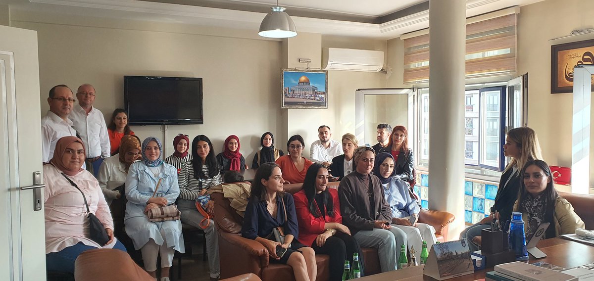 Öğretmenlik mülakatına giren 30 civarında meslektaşımız bugün şubemizi ziyaret etti. Bir saate yakın açık kalan mülakat ekranında 10.000 kadar kişinin mülakat sonuçlarını gördüğünü,  komisyonlar arası ve  iller arası değerlendirme farklılığının büyük adaletsizliklere yol