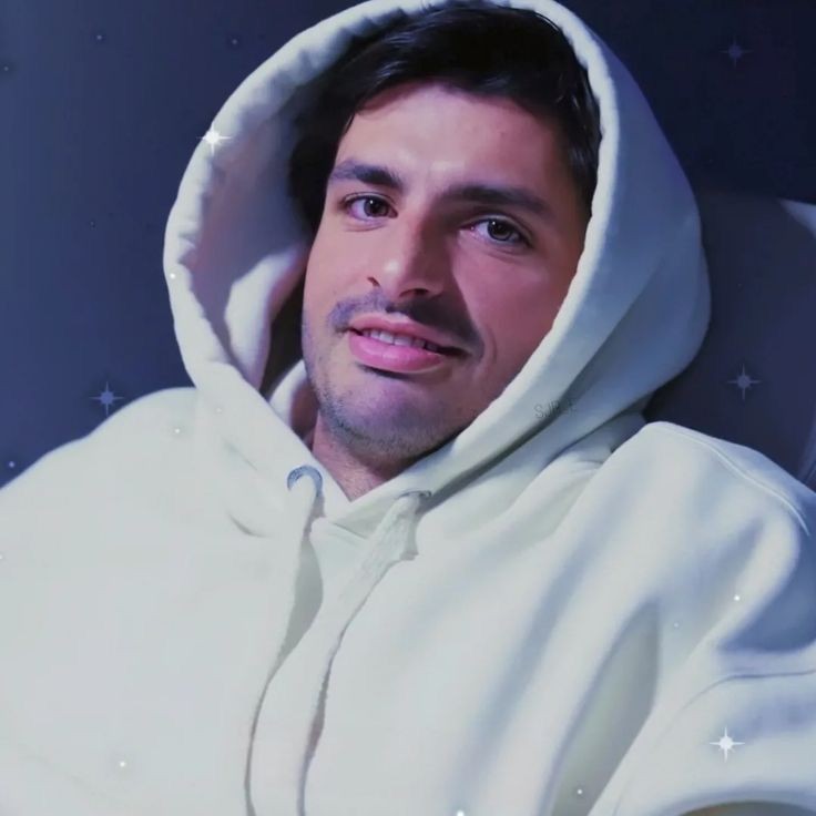 sainzze's tweet photo. "Who's the cute boy with the white jacket and the thick accent?" CARLOS SAINZ!!! https://t.co/dqTf8Sgccg
